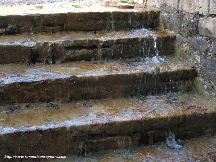 AGUA BAJANDO POR ESCALERAS DE PONIENTE